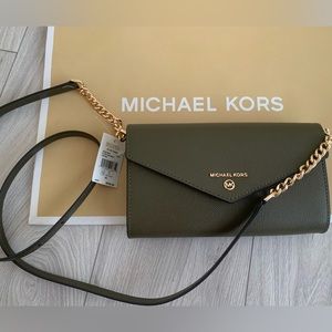 Michael Kors JET SET CHARM Large envelope phone crossbody bag. Color olive